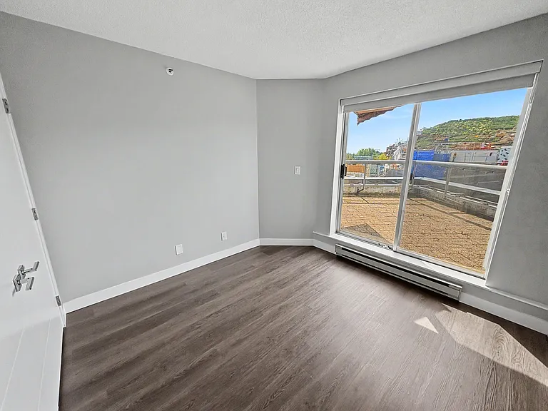 5733 Cambie St — Photo 32