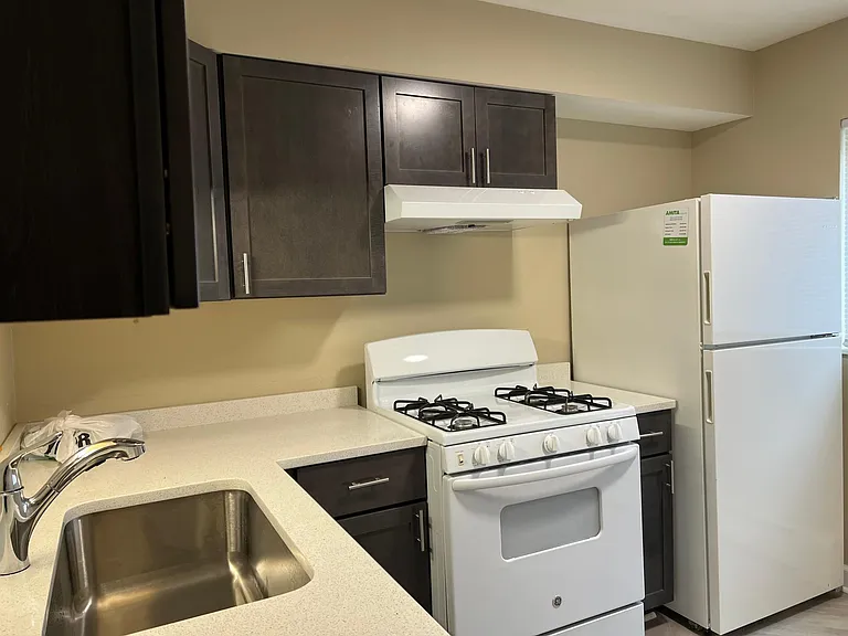673 E Fullerton Ave — Photo 1