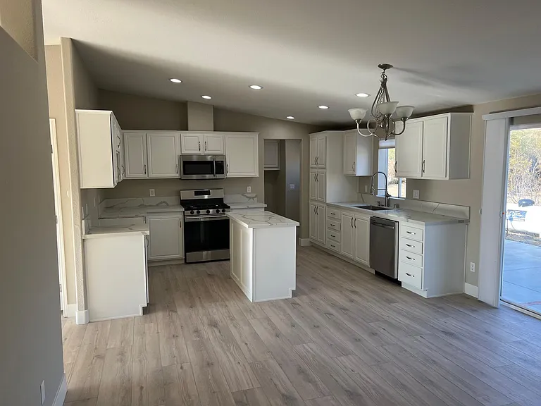 7095 Carolyn Ave — Photo 1