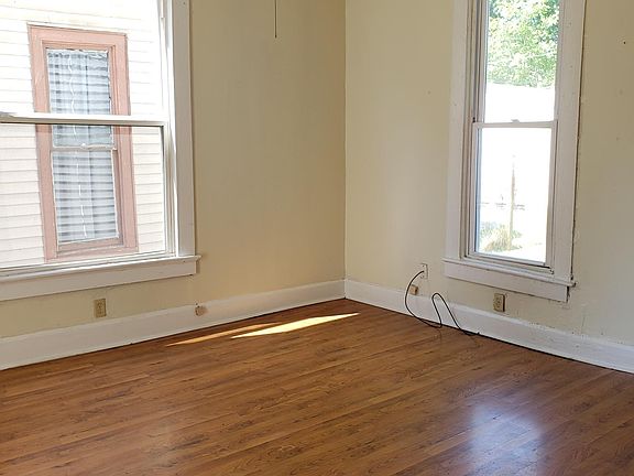 4th image of 303 S Grand Ave