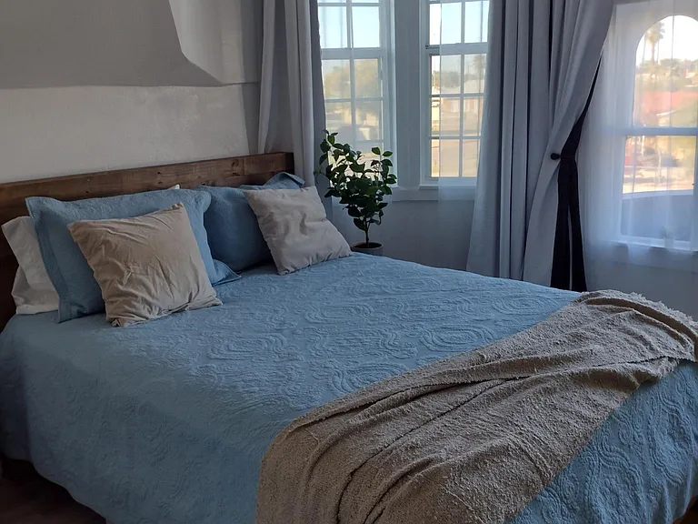 Comfy queen sized bed