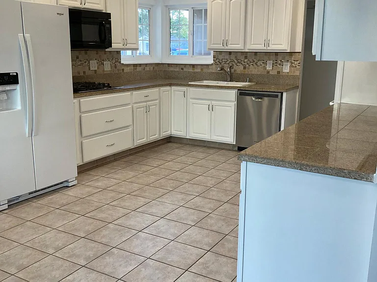 6811 Oxford Dr — Photo 19