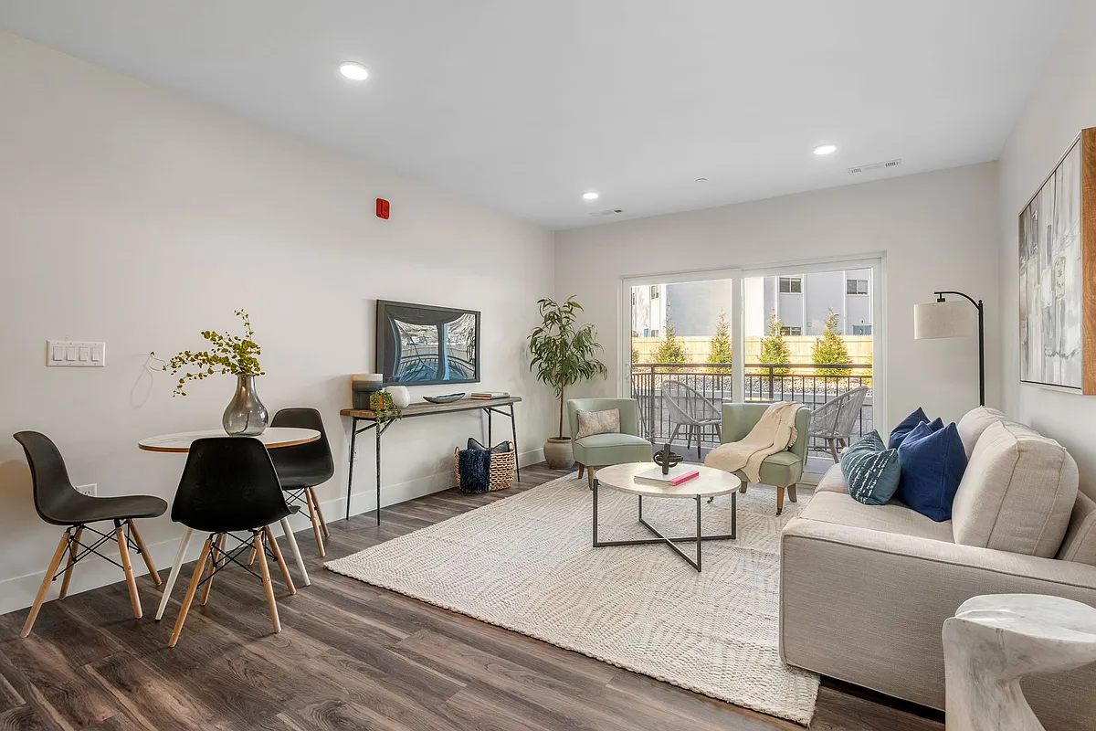 Building Photo - Residence at 850