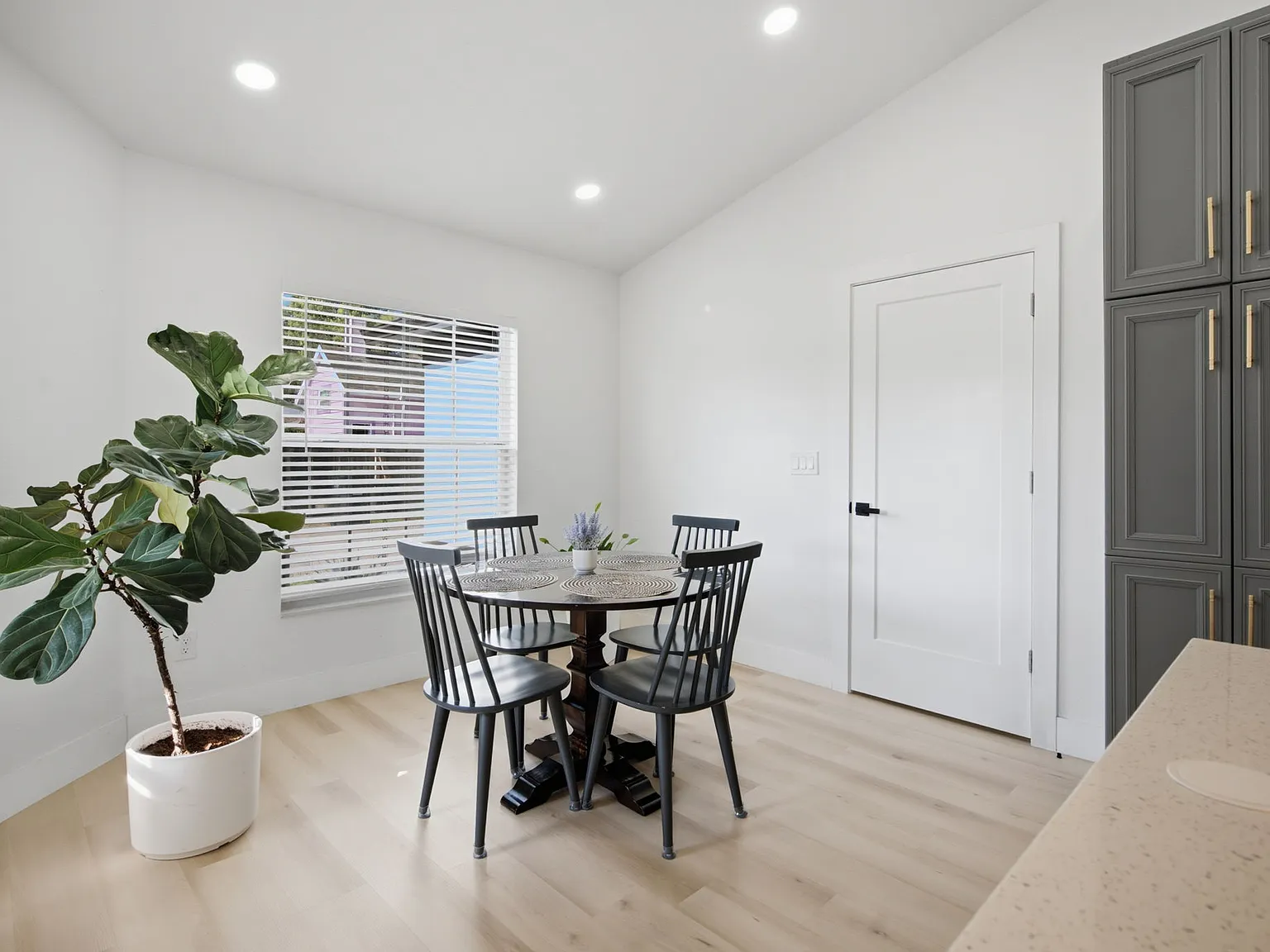 3 bed, 1283 sqft, $2,300 — Photo 3
