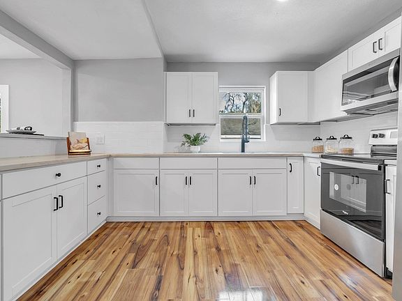 4th image of 132 Oak St