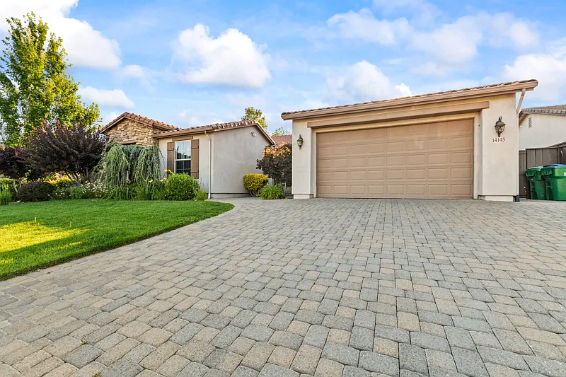 4 bed, 2.5 bath, 2516 sqft, $3,500 — Photo 3
