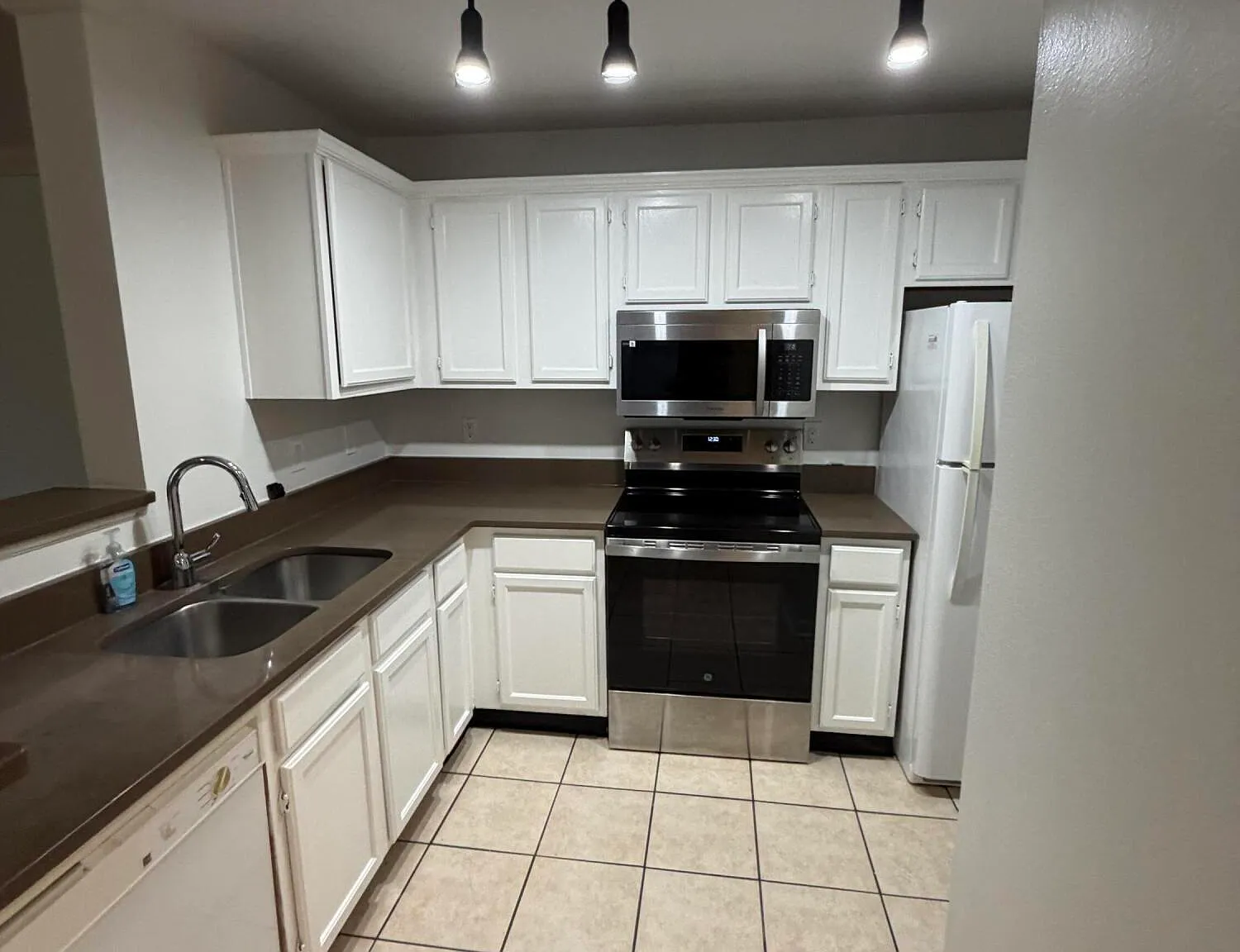 3 bed, 2.0 bath, 1248 sqft, $1,800 — Photo 2