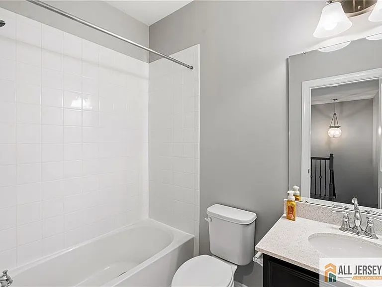 89 Isabelle Ct — Photo 24