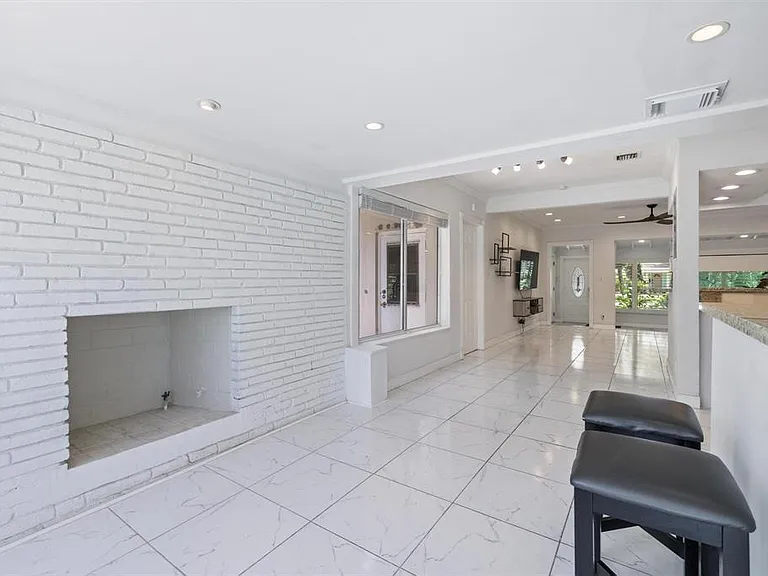 2440 SW 16th St — Photo 26