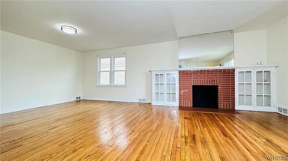 2 bed, 1.0 bath, 2447 sqft, $1,100 — Photo 4