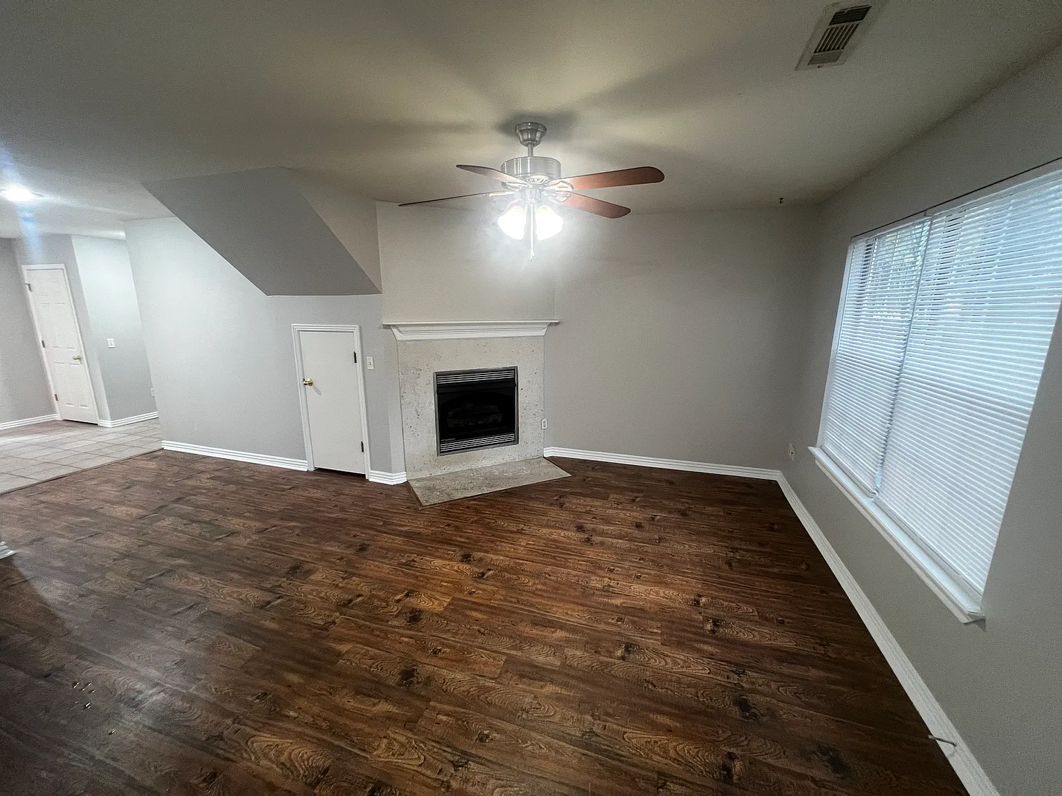 3 bed, 2.5 bath, 1496 sqft, $1,700 — Photo 2