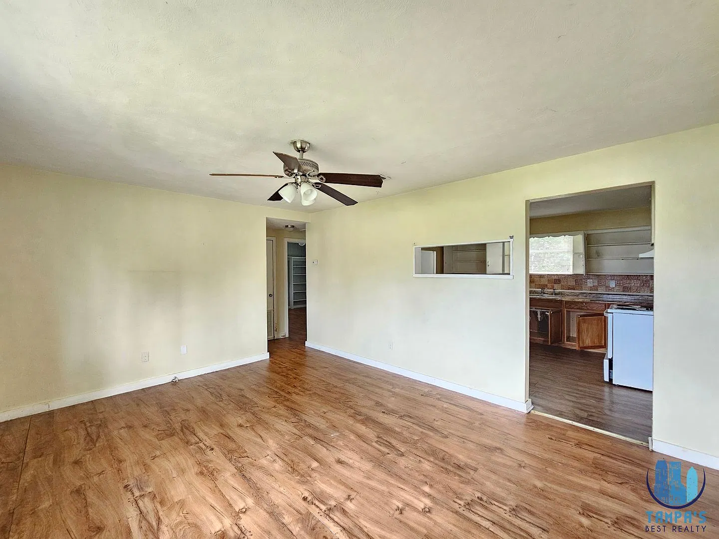 2 Bed | 1 Bath Home Available For Rent In Lakeland With Bonus Den ! *Move-In Special* — Photo 4