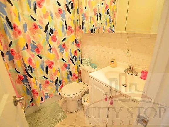 5th image of 101 W 77th St APT 3D