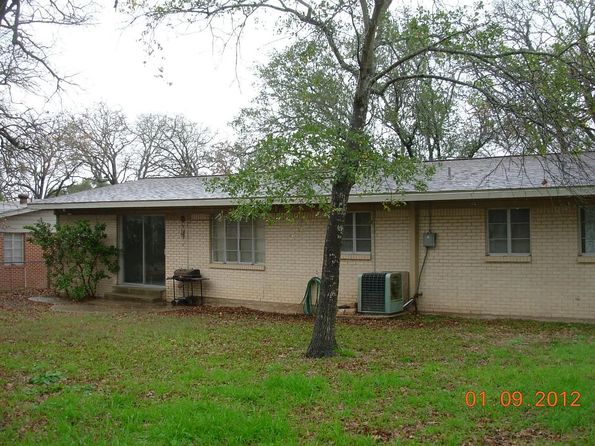 3 bed, 2000 sqft, $1,725 — Photo 2