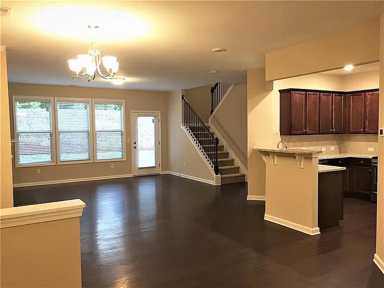 1055 Hampton Oaks Dr — Photo 7