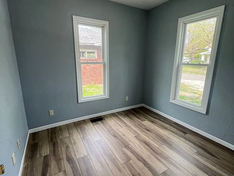 203 S Livergood St — Photo 3