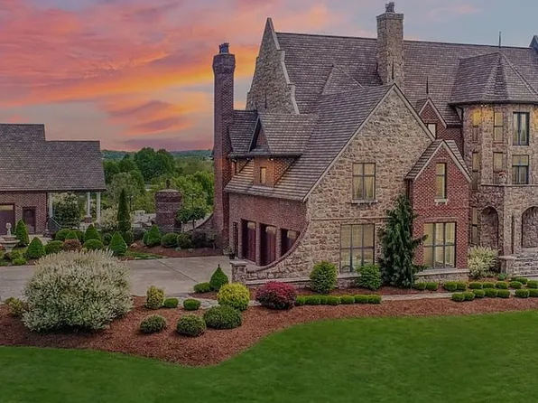 100 Dunrobin Ln, Irwin, PA 15642