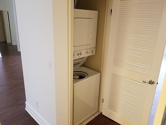 4th image of 12745 Moorpark St APT 410