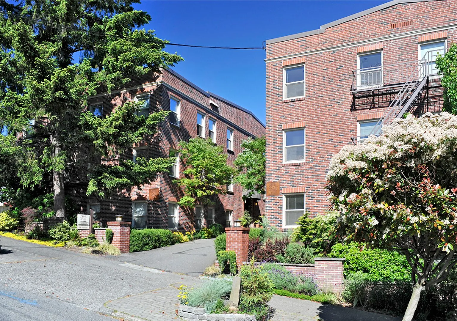 West Coast Arms Apartments — Photo 1