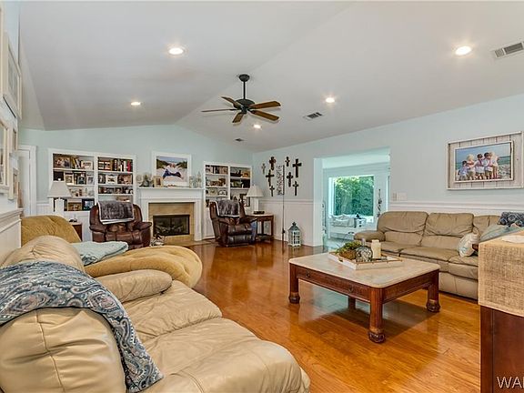 4th image of 3877 Brentwood St