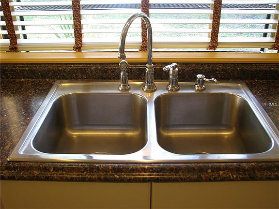 5th image of 901 Edgewater Ct