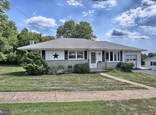 8 Riverview Dr, Middletown, PA 17057