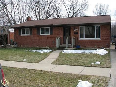 FRONT YARD1.jpg