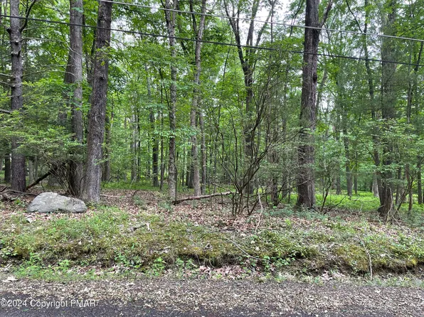 Heartwood Dr, Dingmans Ferry, PA 18328