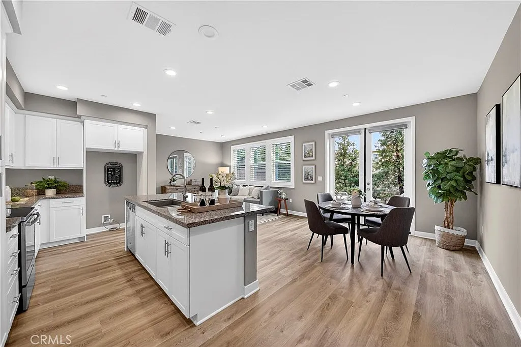 3 bed, 2.5 bath, 1701 sqft, $4,700 — Photo 3