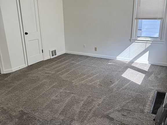 4th image of 622 W 85th Ter