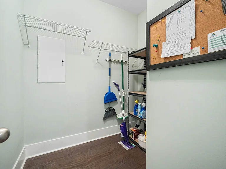 414 Hamlet Cir — Photo 16