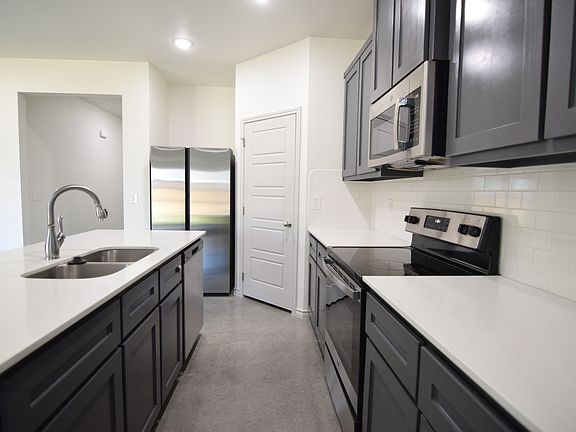 5th image of 806 Freedom Cir