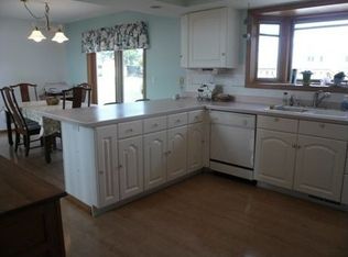 860 E Oakwood Rd, Oak Creek, WI 53154