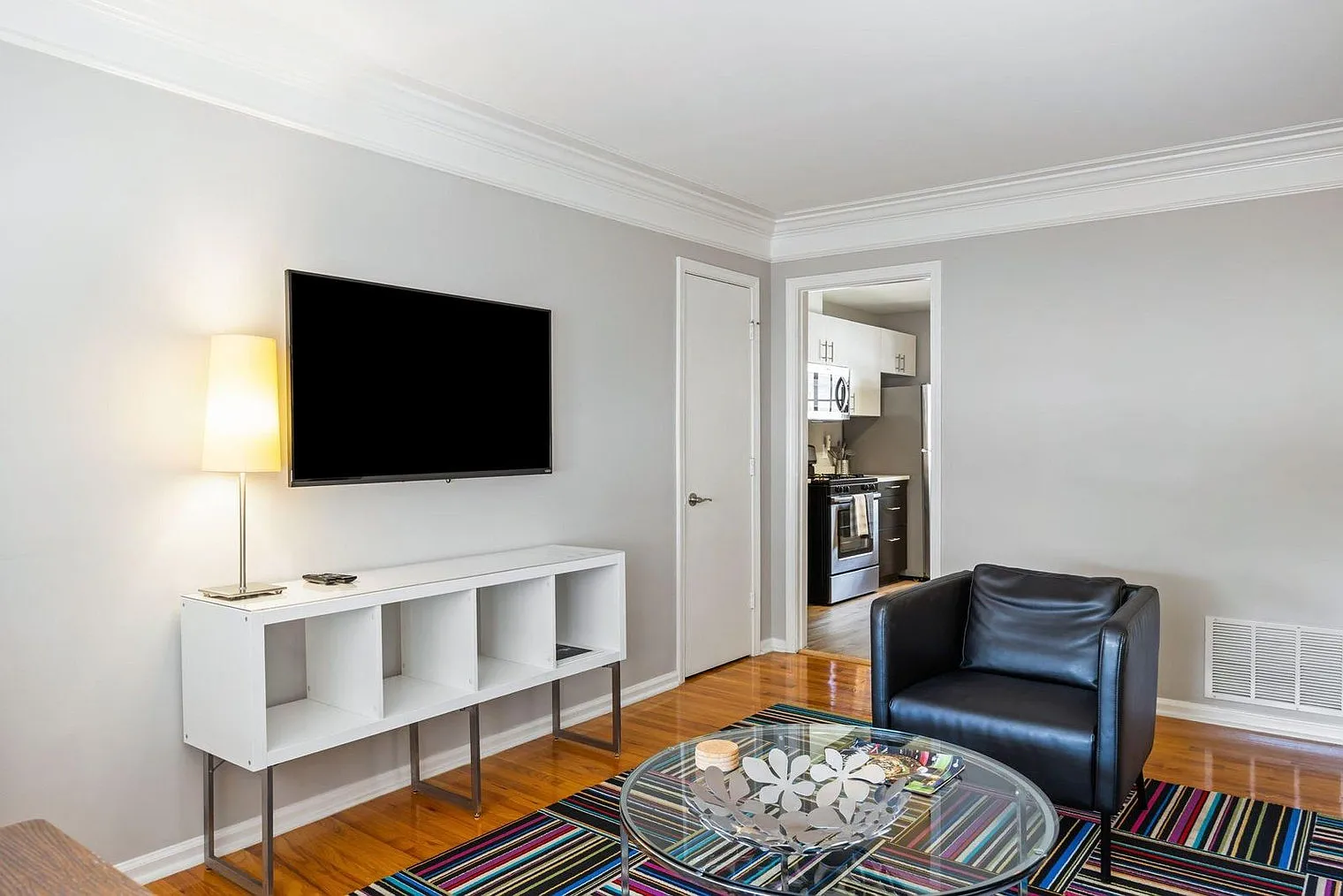 1 bed, 1.0 bath, 645 sqft, $3,334 — Photo 4