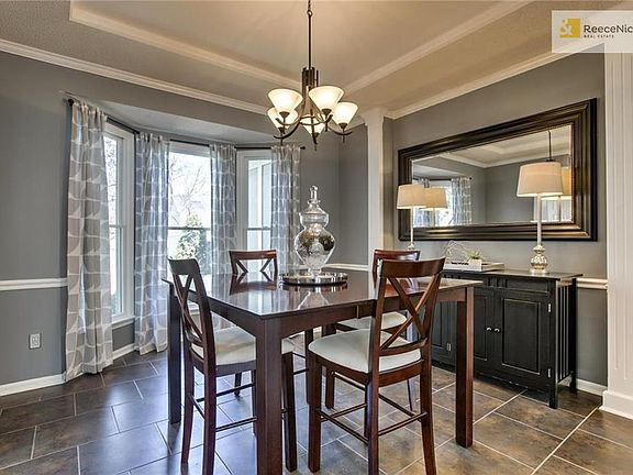 Stylish & Chic Dining Room w/Beautiful Tile Flooring!