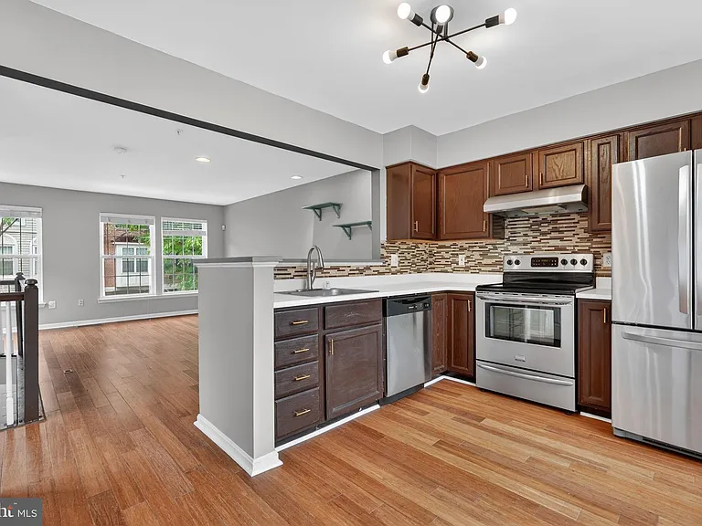 13810 Fareham Ln — Photo 7