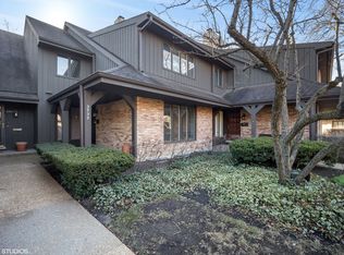 3933 Mission Hills Rd N #2D, Northbrook, IL 60062