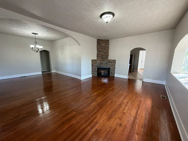 1615 Lenmar Dr — Photo 2
