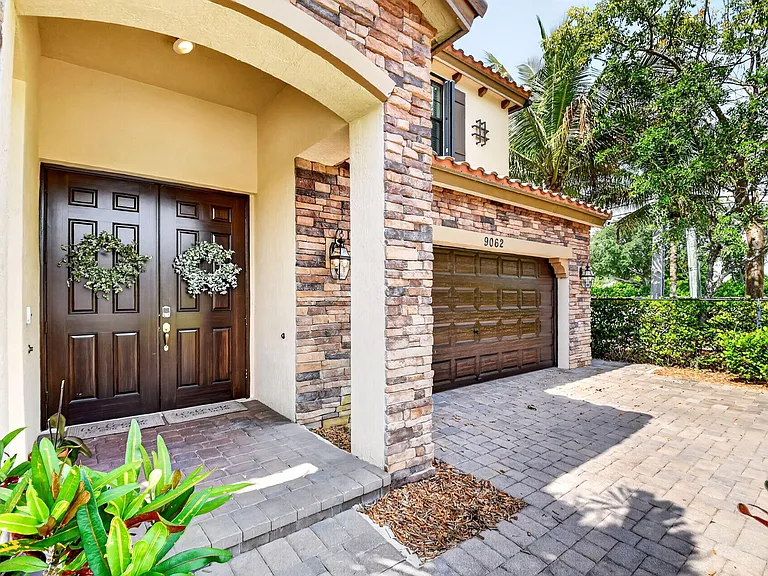 9062 Gulf Cove Dr — Photo 4