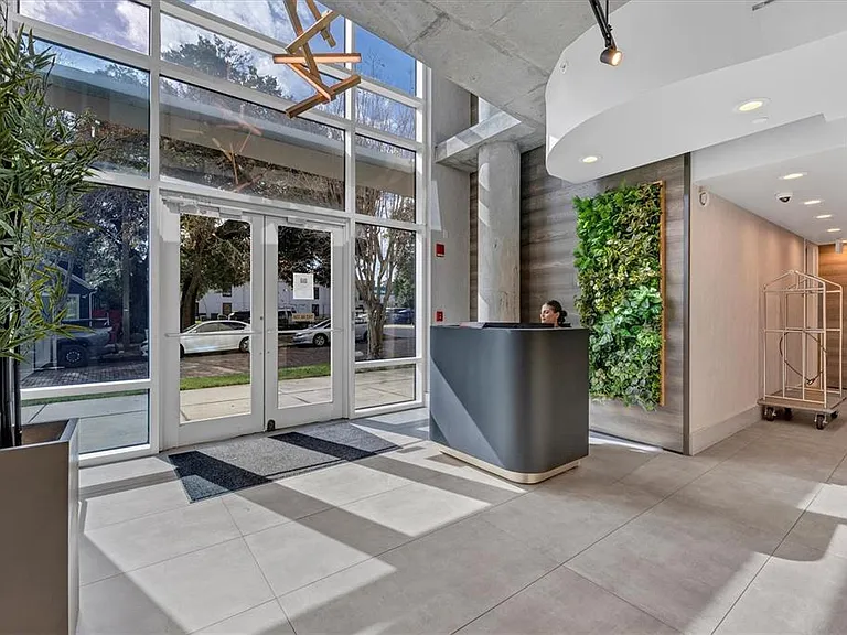 525 E Jackson St — Photo 3