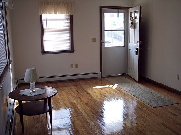 Livingroom w/hdwd floor