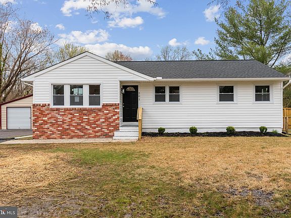 4th image of 201 Holly Oak Ln