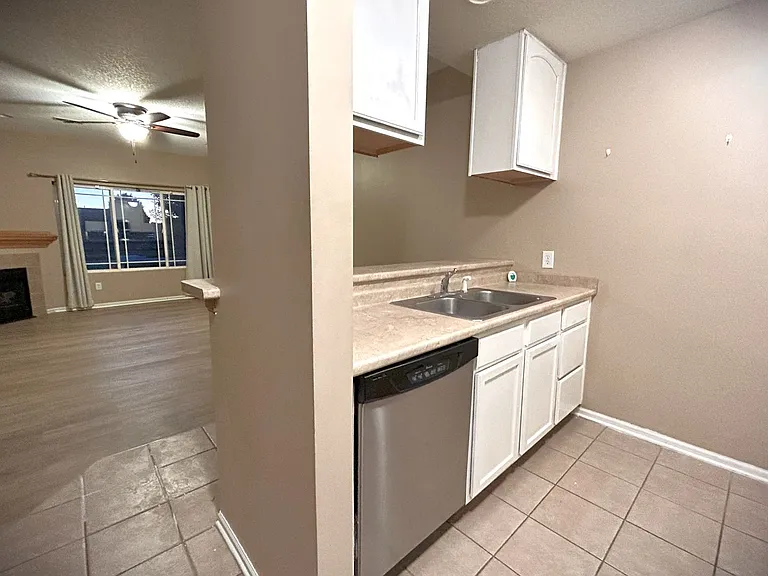 1103 NE 7th Ln — Photo 7