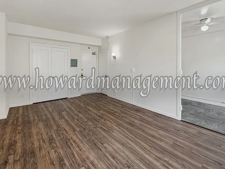 Wilshire Mediterranean Apartments — Photo 23