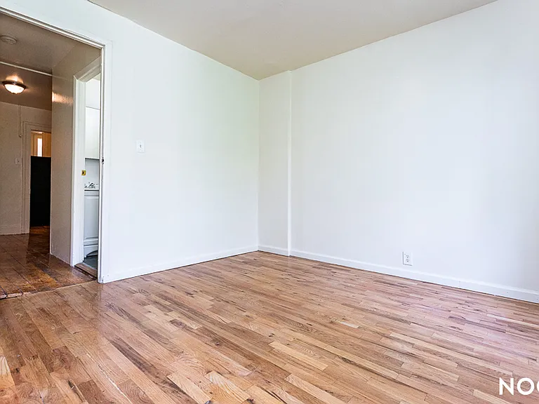 33 Montrose Ave #3T — Photo 14