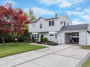 24 Stirrup Ln, Levittown, NY 11756
