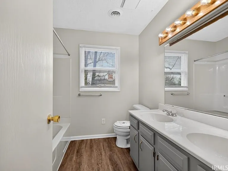 924 E Washington Center Rd — Photo 15