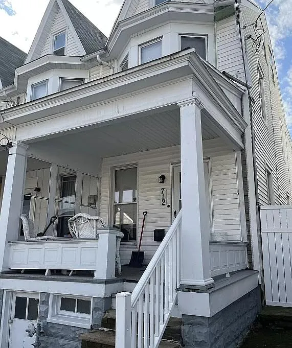 3 bed, 924 sqft, $975 — Photo 1