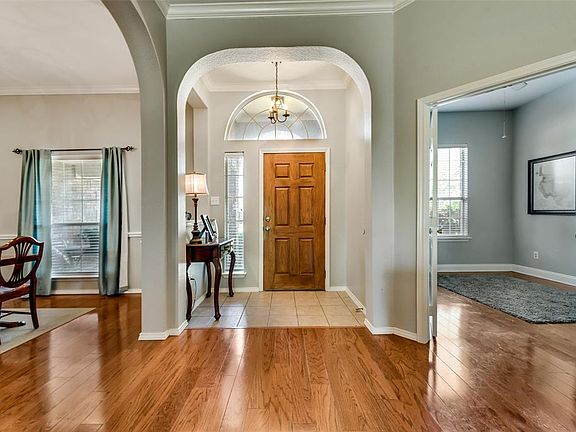 2nd image of 203 Lakewood Trl