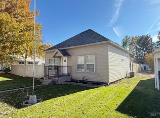 421 6th St, Filer, ID 83328